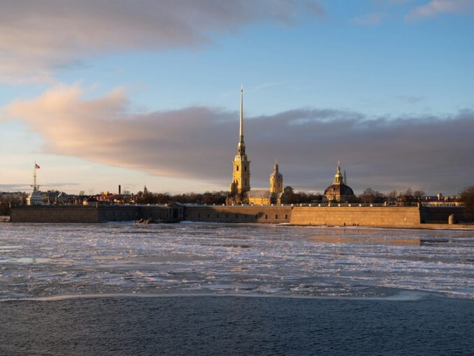 Петропавловская крепость в Санкт-Петербурге, фото unsplash.com/@Vitali Adutskevich В марте в Санкт-Петербурге в России еще может увидеть лед