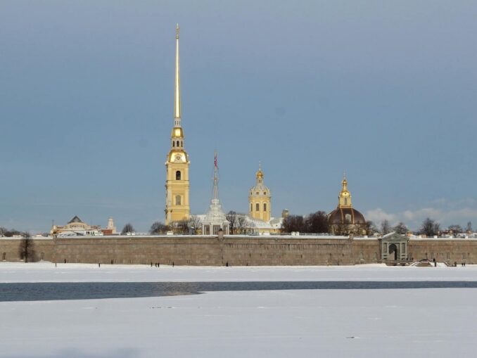 Петропавловская крепость и Нева зимой, фото @Paolo Boaretto/pexels.com Куда сходить и съездить в Питере в феврале
