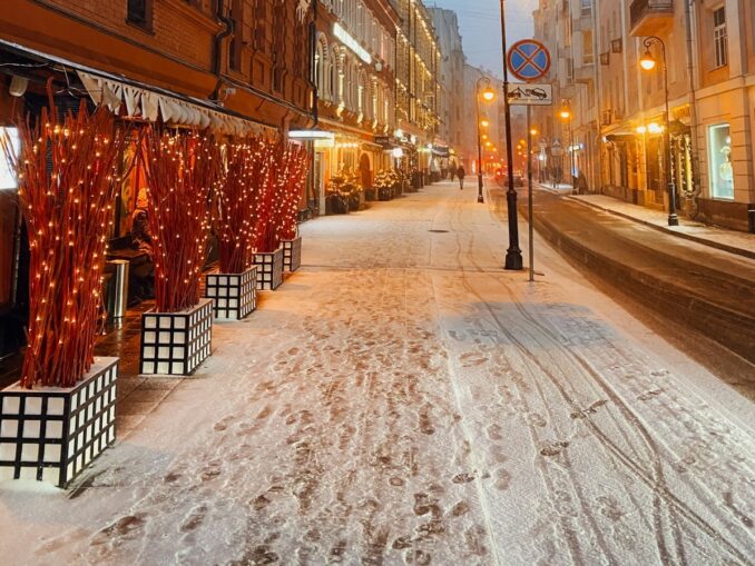 Улица в Москве зимой, фото unsplash.com/@Igor Dernovoy Температура воздуха в Москве в январе может опускаться до -20-22 градусов Цельсия