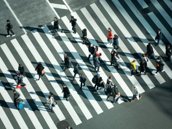 Переход в Токио, фото unsplash.com/@Conrad Alexander Перекресток Сибуя - в Токио в феврале можно одеваться не слишком тепло