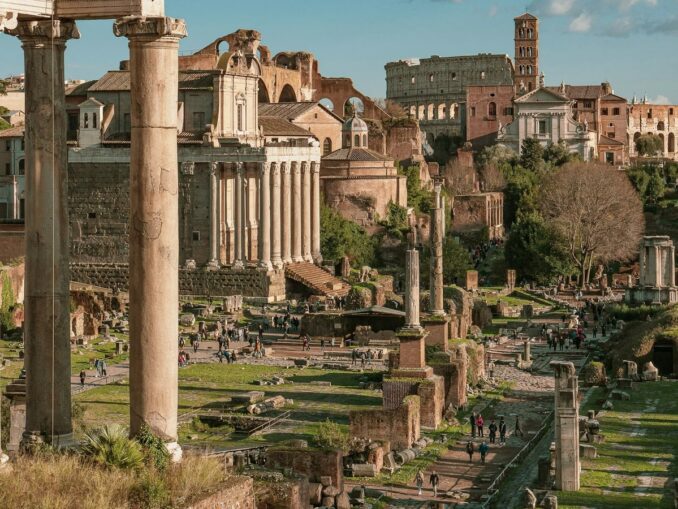 Римский Форум в Риме, фото unsplash.com/@Mauro Grazzi Римский форум - температура воздуха в Риме в марте может подниматься до +22-24 градусов Цельсия