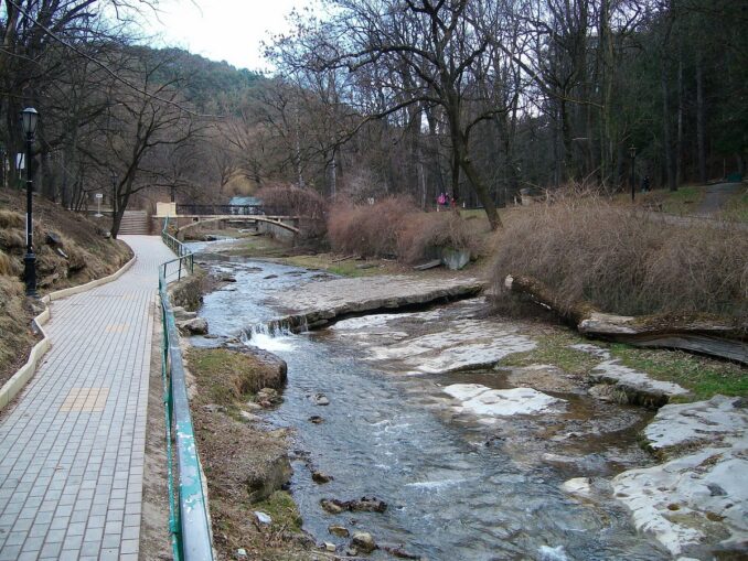 Курортный парк в Кисловодске весной редко видит снег