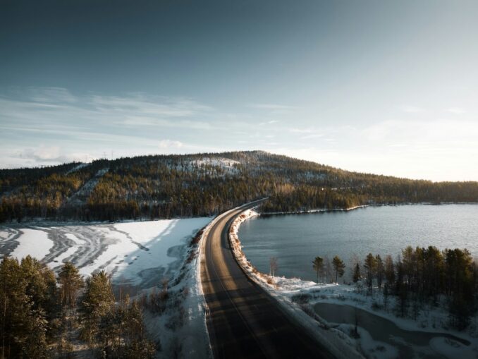 Кольский полуостров, Мурманск, фото unsplash.com/@auchynnikau Кольский полуостров - поездка в Мурманск весной не всегда оправданна