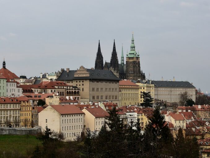 Пражский град в марте, фото unsplash.com/@Radek Kozák Пражский град - первое, что нужно посетить туристу в Чехии