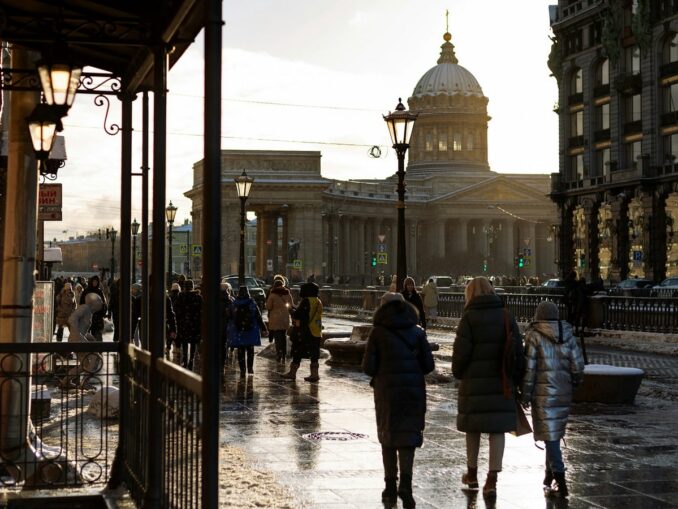 Канал Грибоедова и Казанский собор в Санкт-Петербурге, фото unsplash.com/@Vitali Adutskevich Вид на Казанский собор - в Санкт-Петербург в марте ходят в зимней одежде