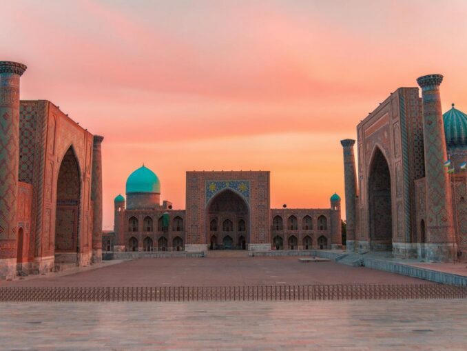Площадь Регистан в Самарканде, фото @Ehsan Haque/pexels.com Площадь Регистан в Самарканде нужно посмотреть в первую очередь