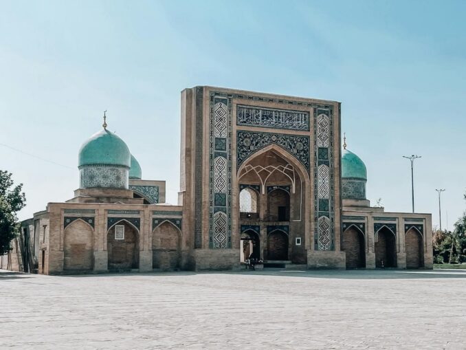 Ташкент в марте радуется теплу - мечеть Хазрати Имам, фото @nicole-ashley-rahayu-densmoor/pexels.com Хазрати Имам - температура воздуха в Ташкенте в марте поднимается до +20-24 градусов Цельсия