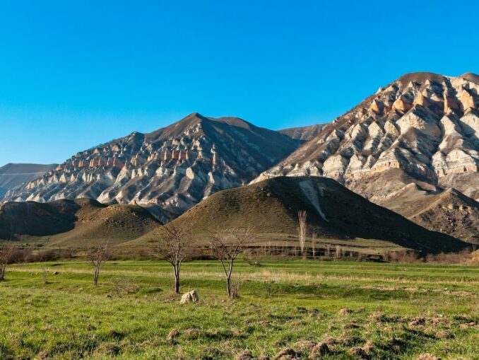 Горы в Дагестане в начале апреле, фото unsplash.com/@drook Горы - температура воздуха в Дагестане в апреле колеблется в диапазоне +15-20 градусов Цельсия