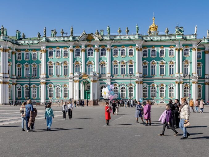 Зимний дворец, Санкт-Петербург, фото @Ninara/Wikimedia Commons Иногда в Санкт-Петербурге в апреле можно одеваться совсем легко