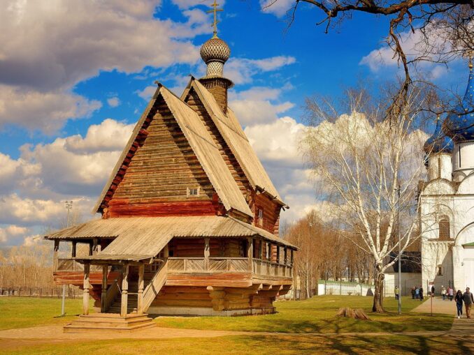 Никольская церковь, Суздальский кремль, фото Fill1970/Pixabay.com Суздаль - место, куда стоит поехать весной на экскурсию