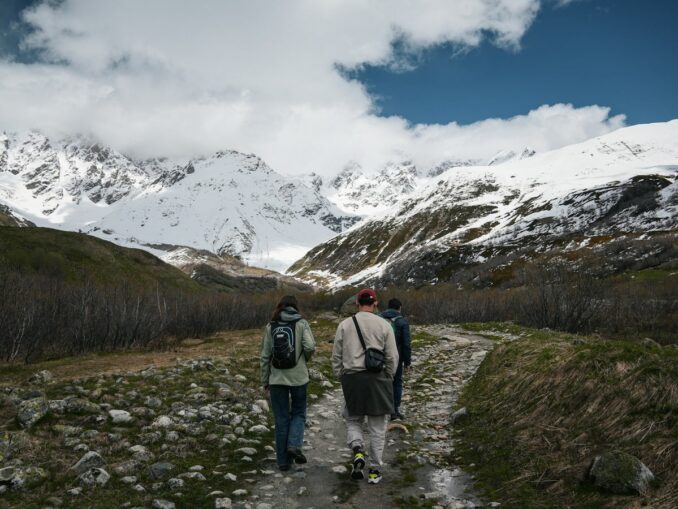 Апрельская Сванетия в Грузии, фото unsplash.com/@somilgupta Сванетию в Грузии в апреле можно посмотреть как на машине, так и пешком