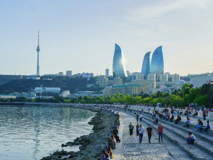 Пламенные башни в Баку не увидеть не получится
