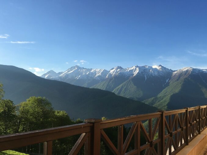 Красная Поляна под Адлером в мае, фото unsplash.com/@Julia Eagle Из Адлера в мае можно съездить посмотреть Красную Поляну