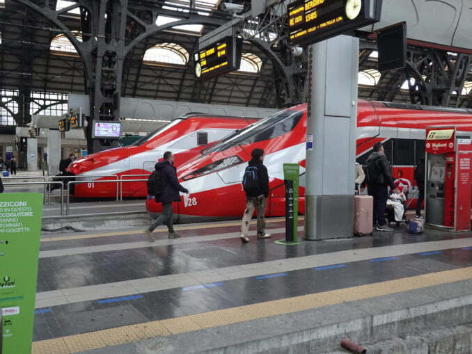 Скорый поезд Frecciarossa, "Красная стрела", фото @Smiley.toerist/Wikimedia Commons На скором поезде турист доберется из Милана в Венецию быстрее всего