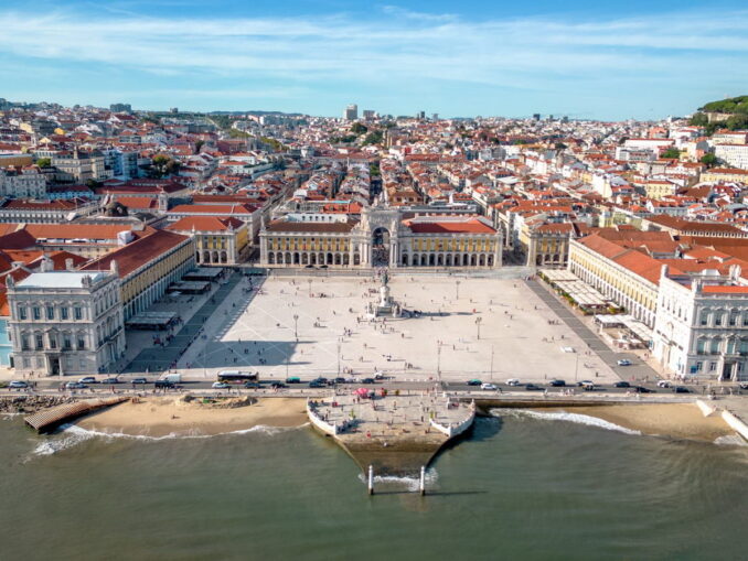Праса-ду-Коммерсиу в Лиссабоне, фото @home-privilege-real-estate/pexels.com В начале сентября в Лиссабоне все еще много туристов