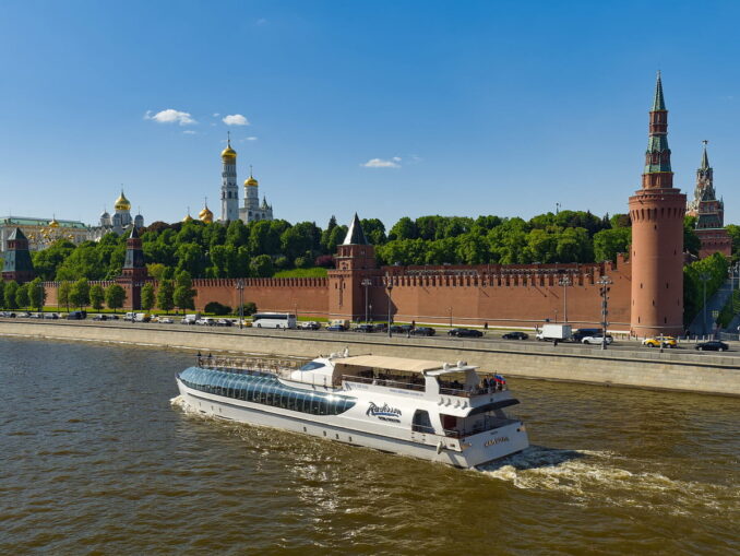 Кораблик на Москва-реке летом, фото @Alexxx1979/Wikimedia Commons В июне можно совершить прогулку по Москве-реке