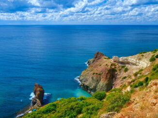 В Крыму в августе стоит жаркая погода, можно загорать и купаться