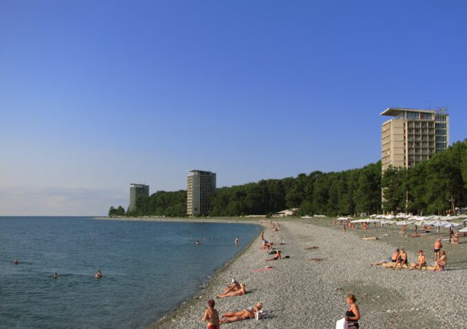 Пляж в Пицунде в Абхазии, фото @Artem Topchiy/Wikimedia Commons Летом можно поехать на море в Пицунде