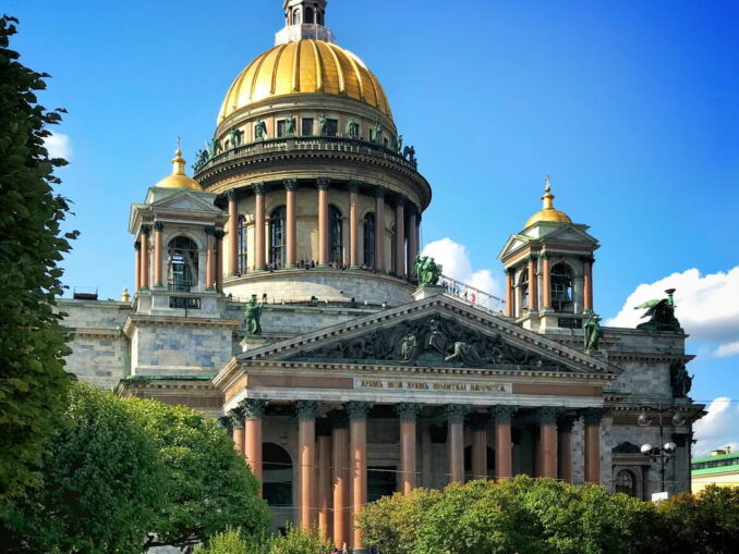 Исаакиевский собор - в Санкт-Петербурге в июле тепло и солнечно