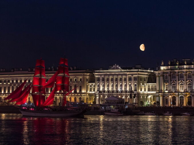 Бриг "Россия" в Санкт-Петербурге, фото @Dmitry Kalinin/Wikimedia Commons Бриг с алыми парусами на Неве в Санкт-Петербурге