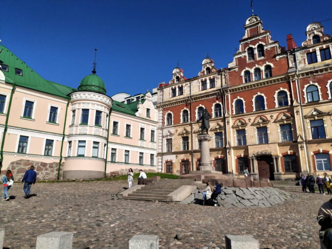 Площадь Старой Ратуши в Выборге, фото @Mike like0708/Wikimedia Commons В Выборге обязательно сходите на площадь Старой Ратуши