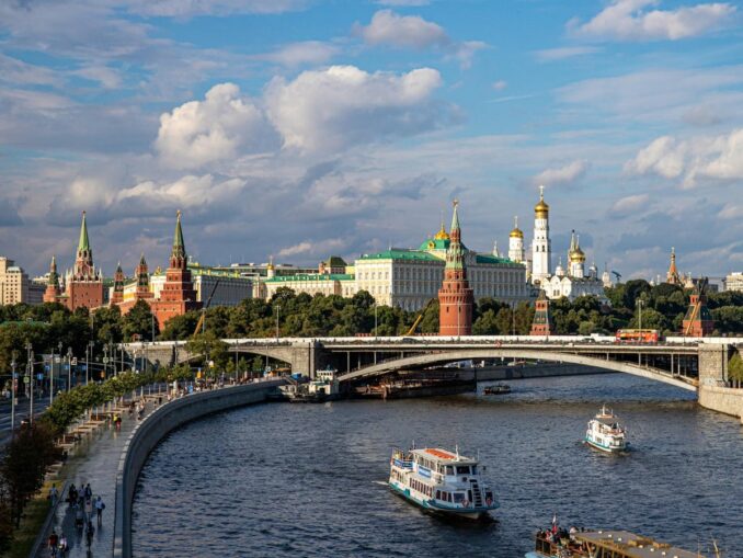 Круиз по Москве-реке в августе, фото @Виктор Соломоник/pexels.com В Москве в августе нужно совершить круиз по Москве-реке