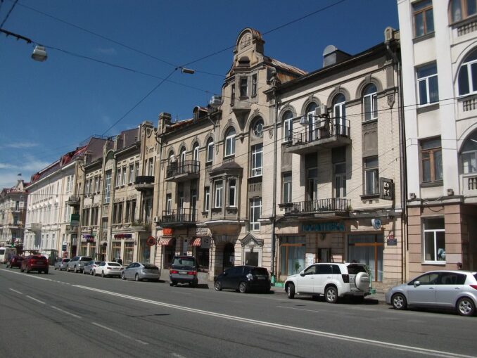 Улица Светланская, Владивосток, фото @SAKRI/Wikimedia Commons Улица Светланская - цены на размещение во Владивостоке летом ползут вверх