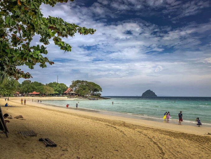 Море и пляж на Пхукете, Таиланд, фото @nextvoyage/Pixabay.com Температура воды на Пхукете в августе комфортна для купания
