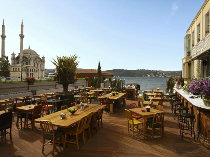 Мечеть Ортакей в Стамбуле, фото The House Cafe/Wikimedia Commons В августе в Стамбуле приятно провести время на берегу Босфора
