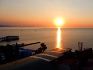 Закат на Черном море - в Алушту в сентябре стоит теплая погода, и можно купаться