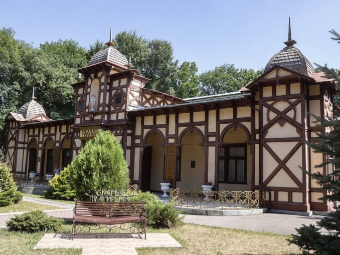 Цандеровский институт механотерапии в Ессентуках, фото @AlixSaz/Wikimedia Commons В сентябре в Ессентуках можно сходить на экскурсию в Цандеровский институт механотерапии