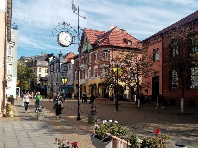 Улица Зеленоградска в начале октября, фото @Anastasiya Lvova/Wikimedia Commons/CC BY-SA 4.0 На улице - в Зеленоградске в начале октября можно одеваться в легкие куртки