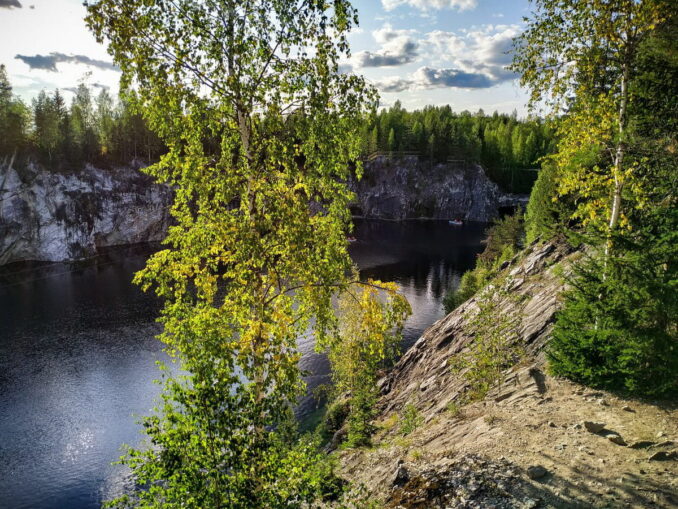 Парк Рускеала в Карелии в сентябре, фото @sun452/www.pexels.com/ru-ru/photo/10969978 Парк Рускеала в Карелии - в сентябре здесь нужно побывать