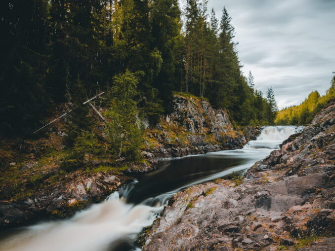 Водопад Кивач, Карелия, фото @stan-krotov/pexels.com Водопад Кивач в Карелии осенью