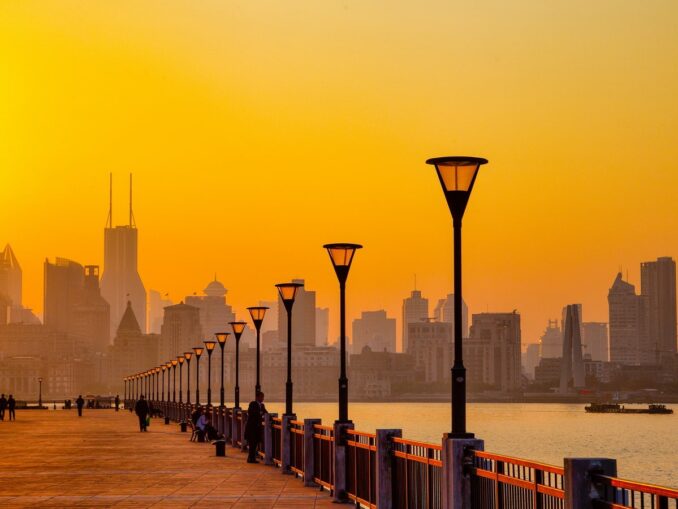Набережная Бунда в Шанхае, фото @Ferdinand-Feng/Pixabay.com Набережная Бунд - в ноябре в Шанхае можно одеваться достаточно легко