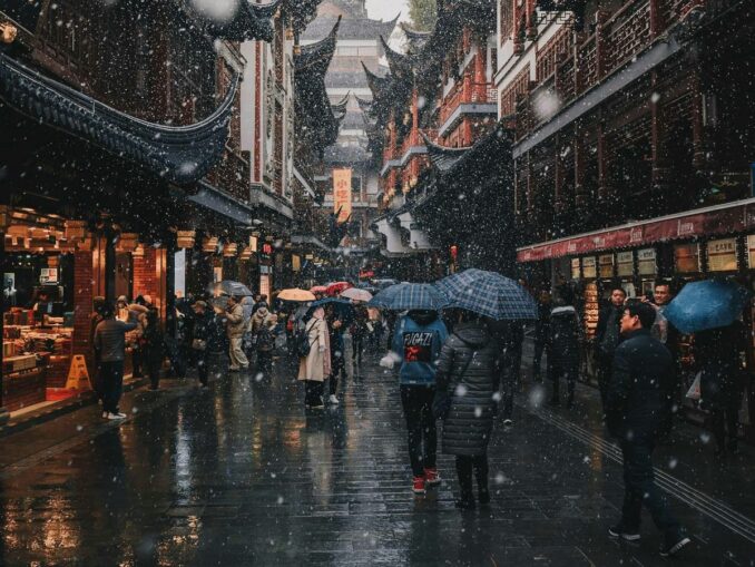 Под снегом - колоритный зимний Шанхай, фото unsplash.com/@yiranding В середине зимы в Шанхае может выпасть снег