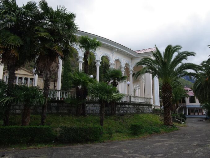 Колоннада в Гагре, Абхазия, фото @Yakudza/Wikimedia Commons В Гагре в Абхазии в марте часто дождливо