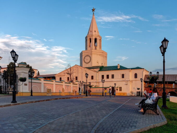 Спасская башня, Казанский кремль, фото @Alexxx1979/Wikimedia Commons Спасская башня - Кремль нужно посмотреть в Казани в мае в первую очередь