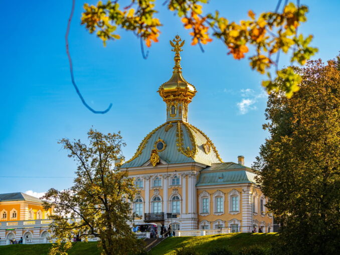 Нижний парк в Петергофе осенью, фото disk.yandex.ru/d/g991vRTU3uvmOA Петергоф стоит увидеть осенью