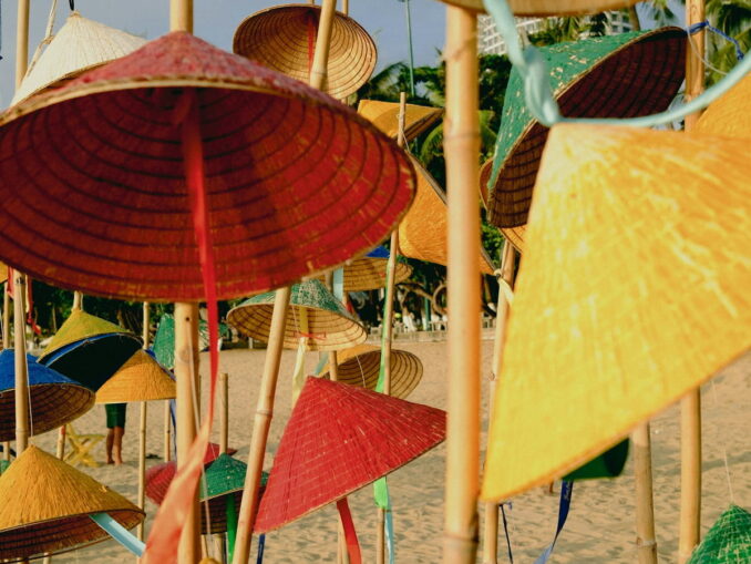 Шляпы на пляже в Нячанге, фото unsplash.com/@Ben Nguyen На пляже - в мае в Нячанге может быть жарко