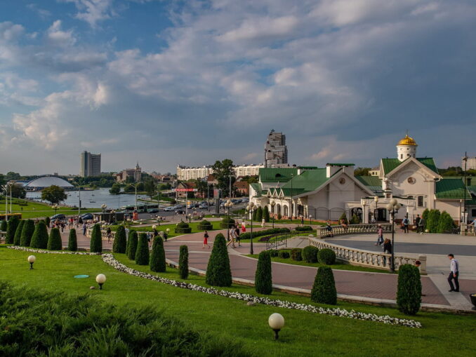 Минск летом, фото @Homoatrox/Wikimedia Commons В июле в Минск тепло, но дождливо и часто пасмурно
