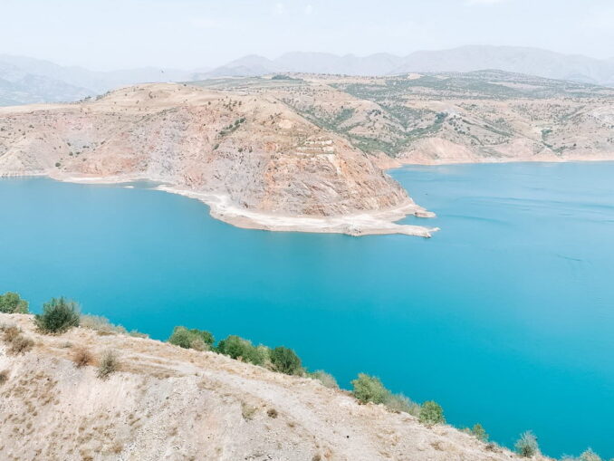Чарвакское водохранилище, Узбекистан, фото @Nicole Ashley Rahayu Densmoor/pexels.com Чарвакское водохранилище близ Ташкента нужно посетить в сентябре обязательно